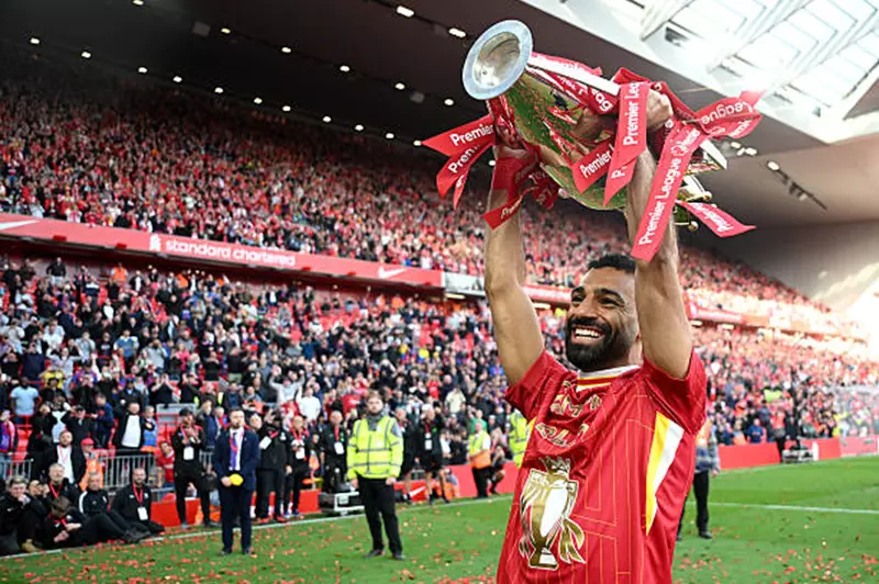 أسطورة مانشستر يونايتد: محمد صلاح الأبرز لنيل الكرة الذهبية هذا العام